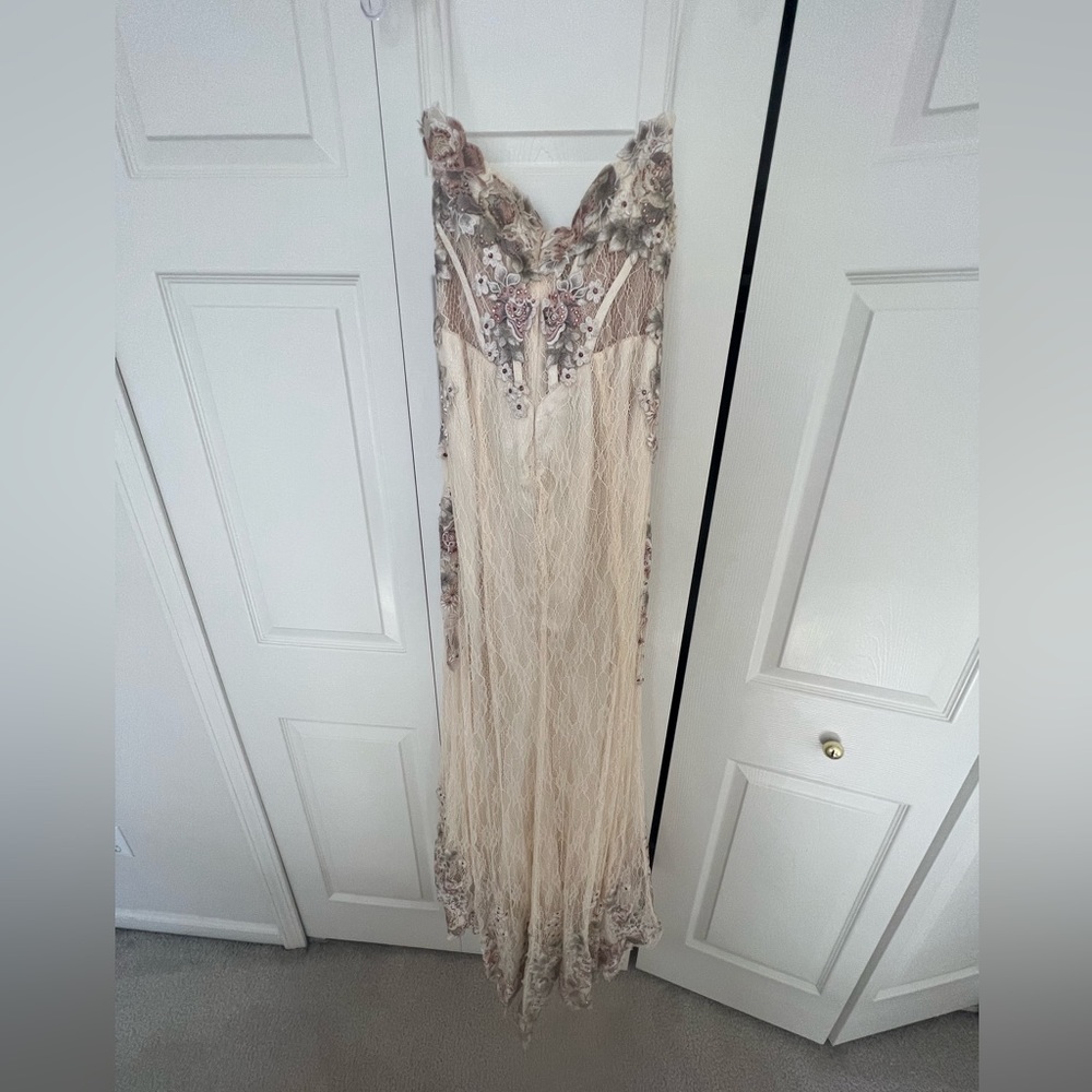 Lara design evening gown - Picture 2 of 2